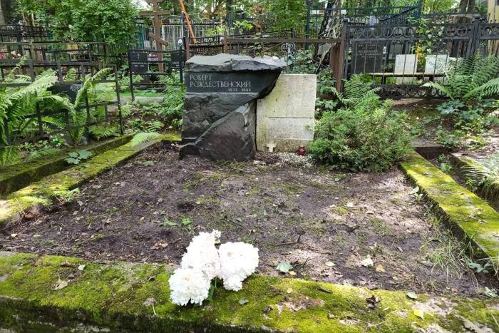Могила Роберта Рождественского. Обложка © VK/Катя Рождественская