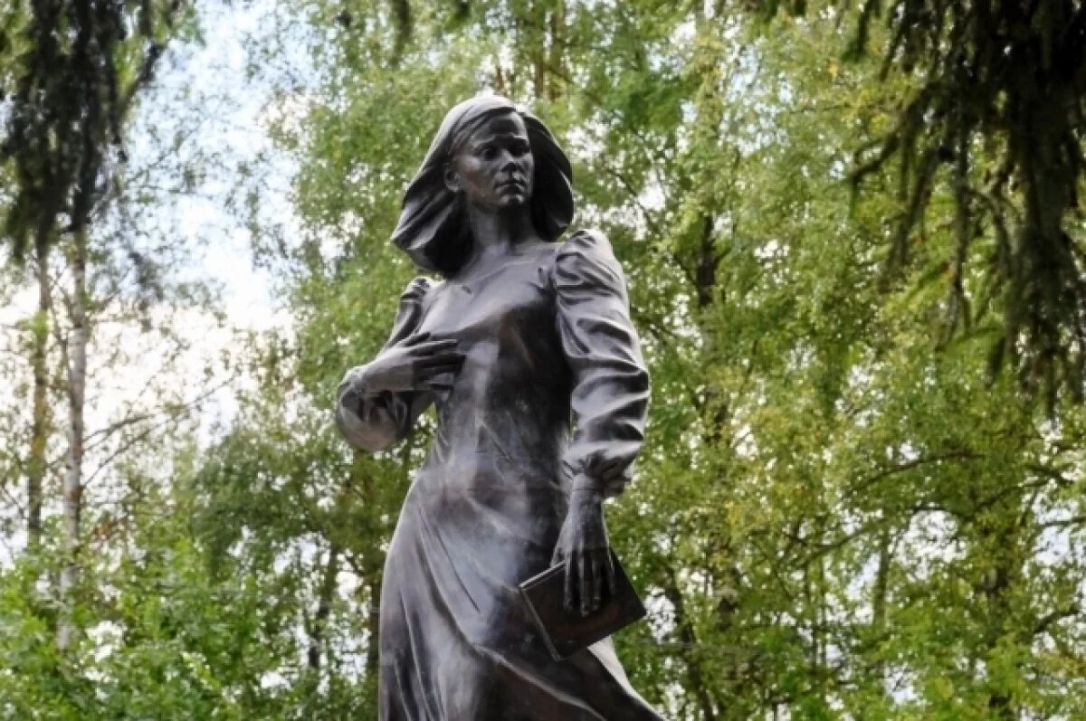    В Подмосковье открыли памятник Дугиной в годовщину ее гибели