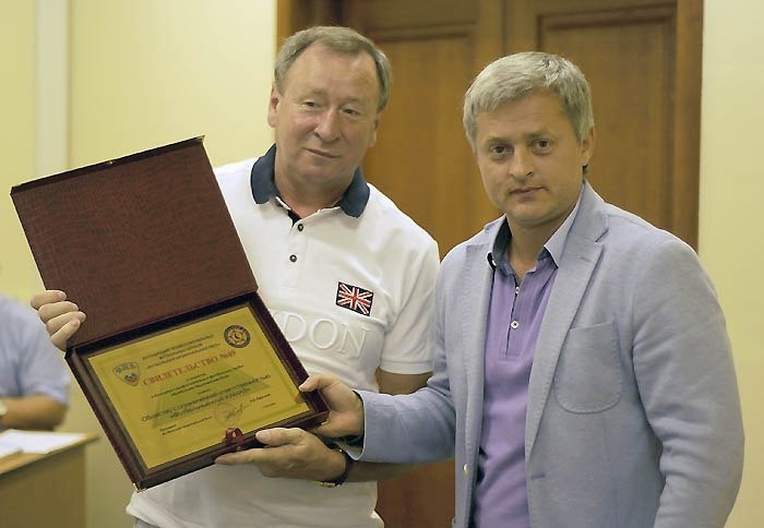 Наиль Ахмедшин со свидетельством о включении ФК «КАМАЗ» в состав участников ФНЛ в сезоне 2015/2016