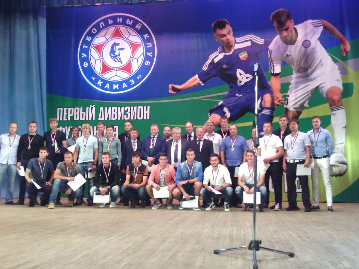 Награждение команды за победу в первенстве ПФЛ 2014/2015 (Зона «Урал-Поволжье»). 2 июля 2015 г