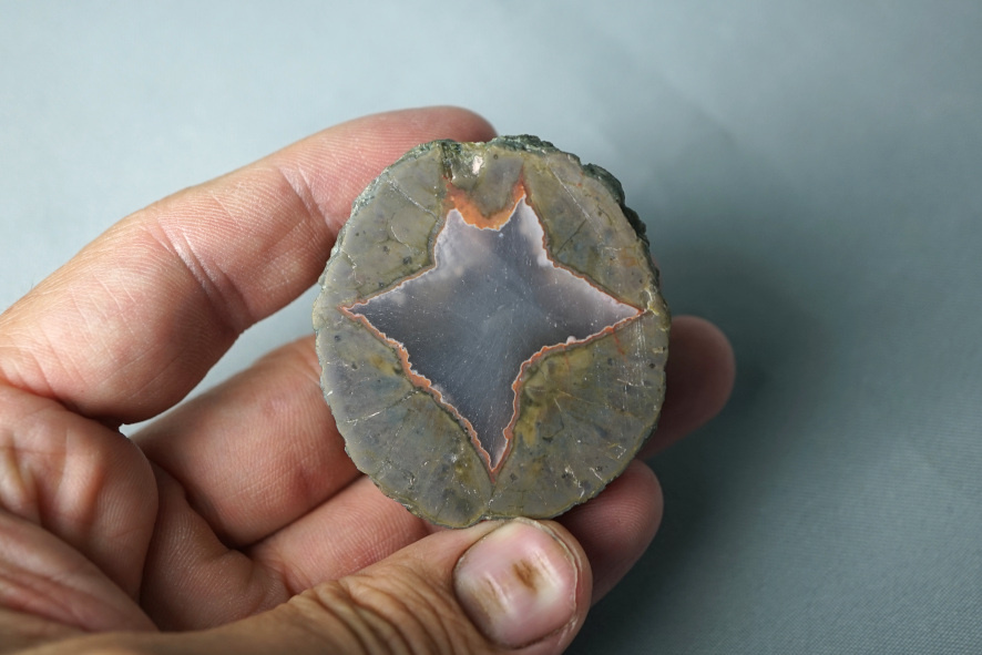 Если камень повернуть, то халцедон немного напоминает ската манту. Пусть так и зовётся.