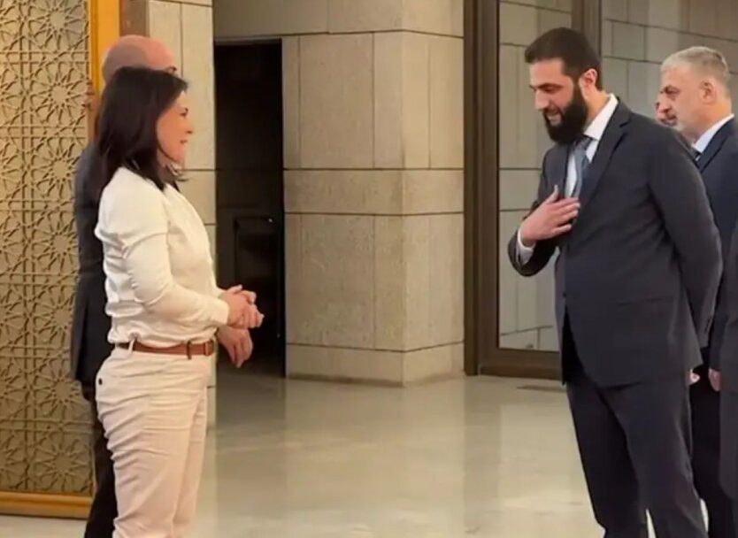 Лидер Сирии Ахмед аш-Шараа дважды отказался пожать руку главе МИД ФРГ Анналене Бербок в ходе ее визита в арабскую страну, 2025г.