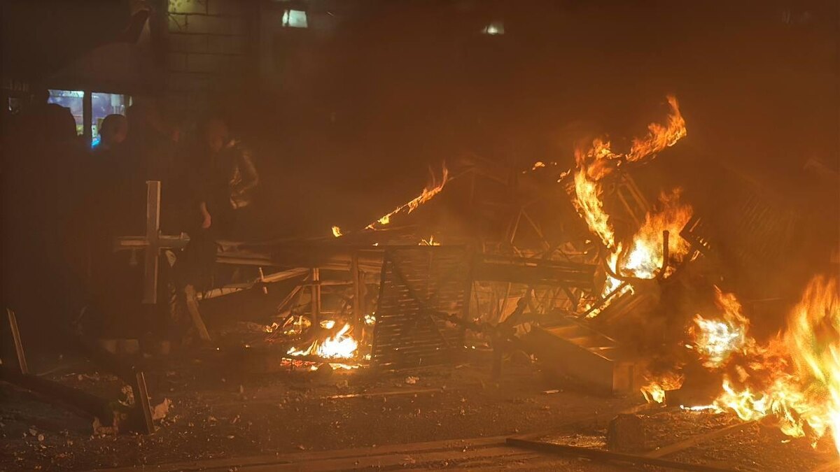 Мирные протестующие жгли собственность города в ночь на 29 ноября 2024 года в центре столицы Грузии.