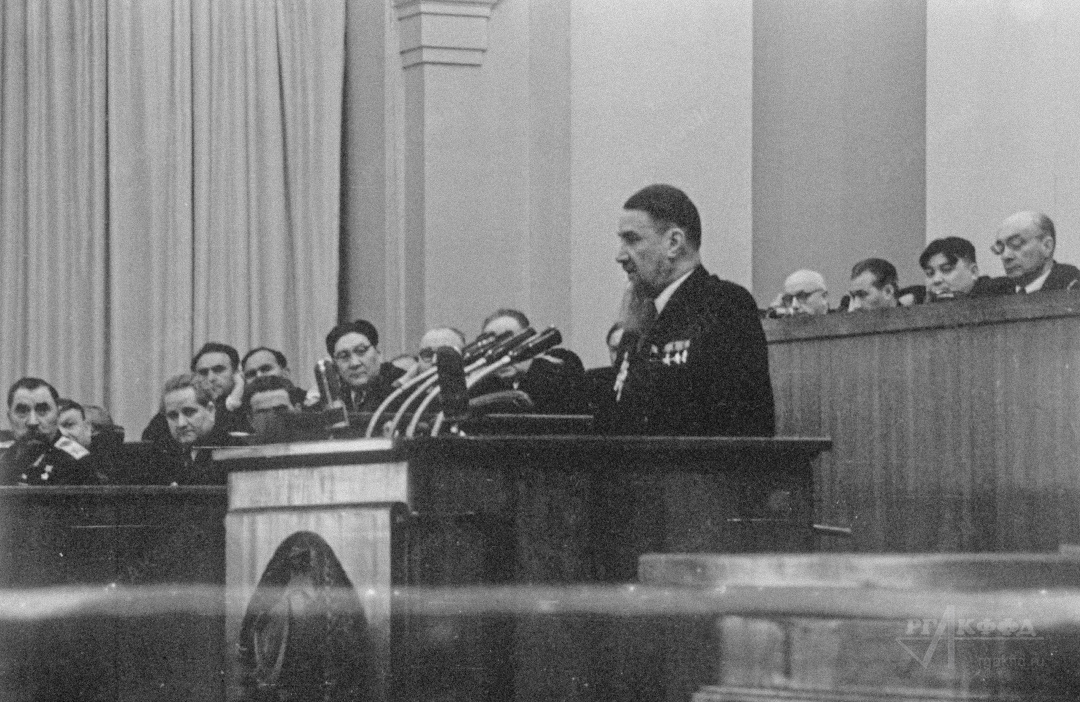 Академик И.В. Курчатов выступает на заседании Первой сессии Верховного Совета СССР Пятого созыва / Москва. 31.03.1958 г. / Фотограф: А.А. Стужин / РГАКФФД. Арх.№ 0-278110