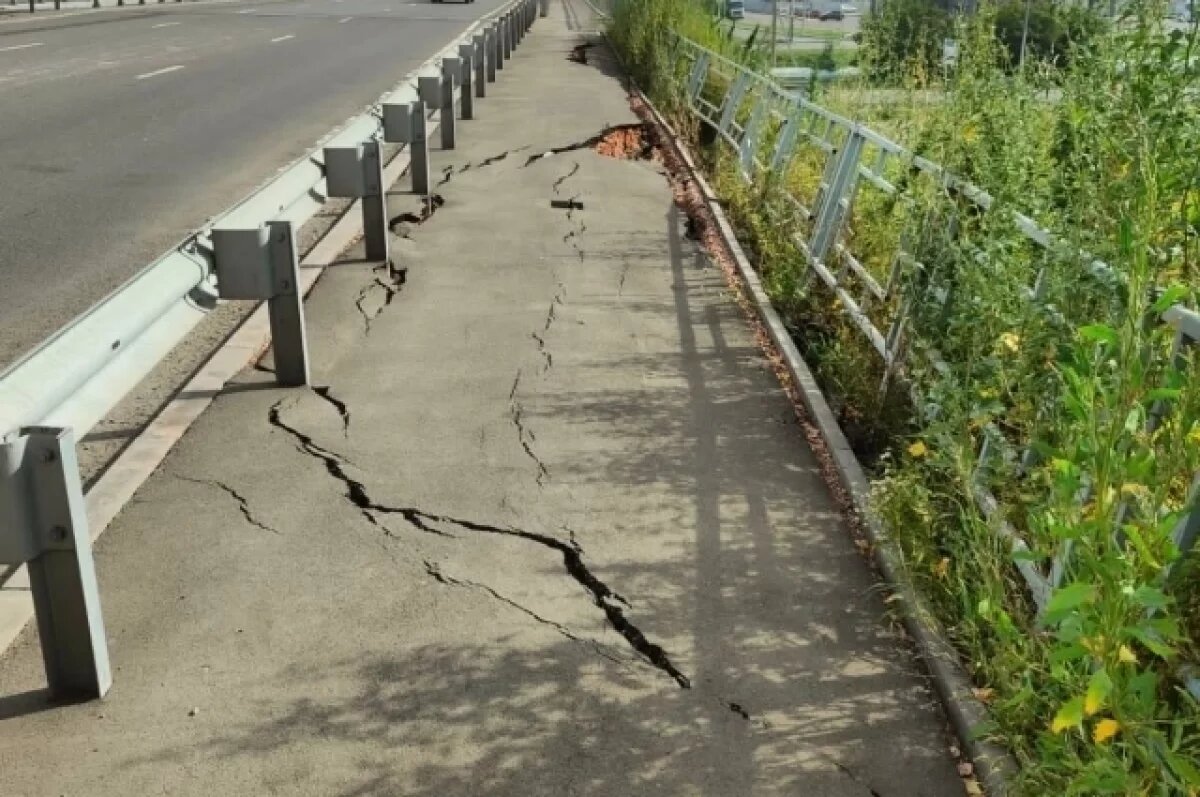    В Красноярске на развязке Северного шоссе тротуар покрылся трещинами