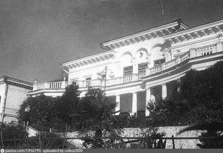 Главный жилой корпус санатория "Маяк", 1947. Источник: https://pastvu.com