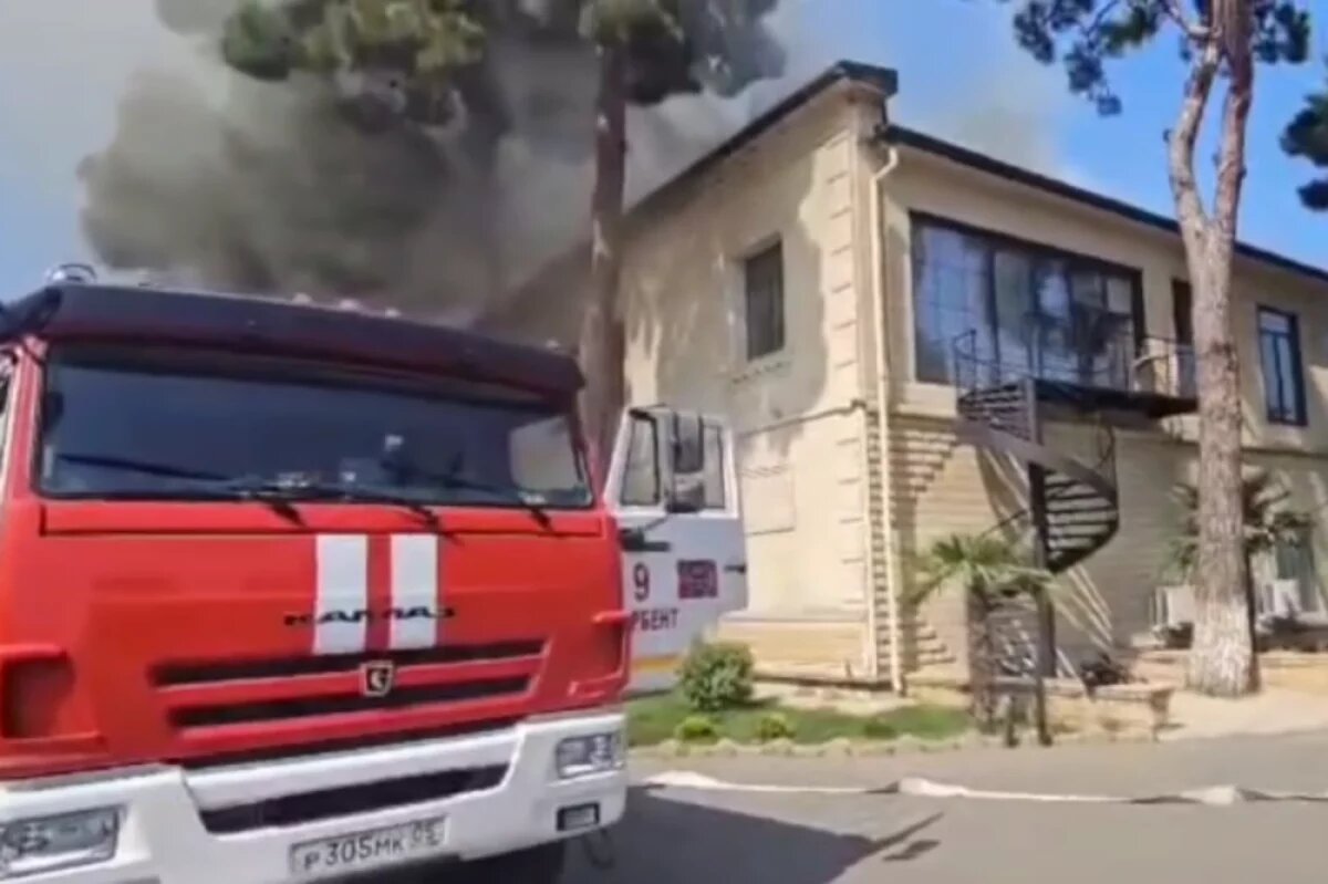    Крыша двухэтажного коньячного завода загорелась в Дербенте