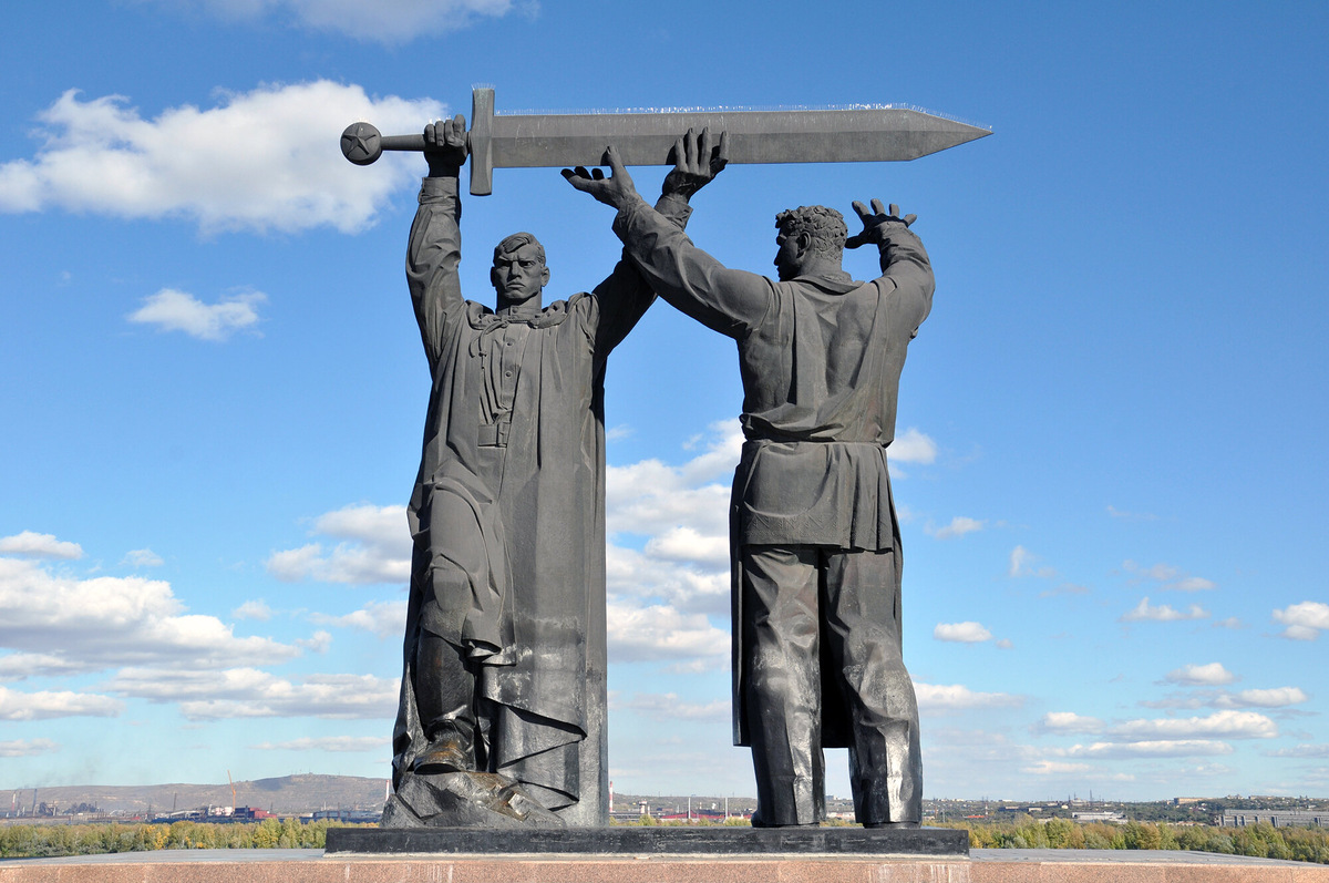 Фигура труженика обращена на восток, где находится металлургический комбинат, а солдата — на запад, где была линия фронта. Фото: Lelikmgn / Shutterstock / Fotodom