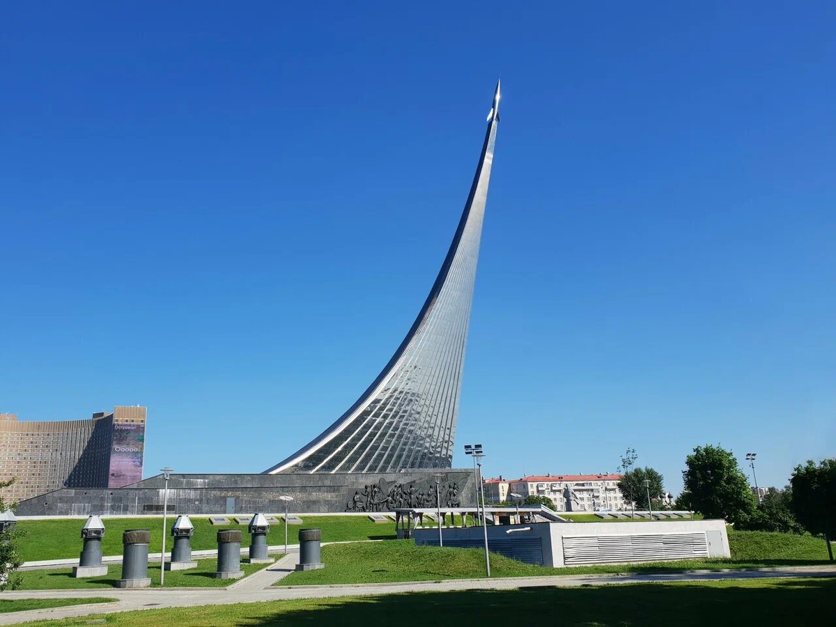 Обелиск достигает 107 метров, что делает его одним из самых высоких в стране. Длина самой ракеты — 11 метров. Фото: Сергей А. / Яндекс Карты