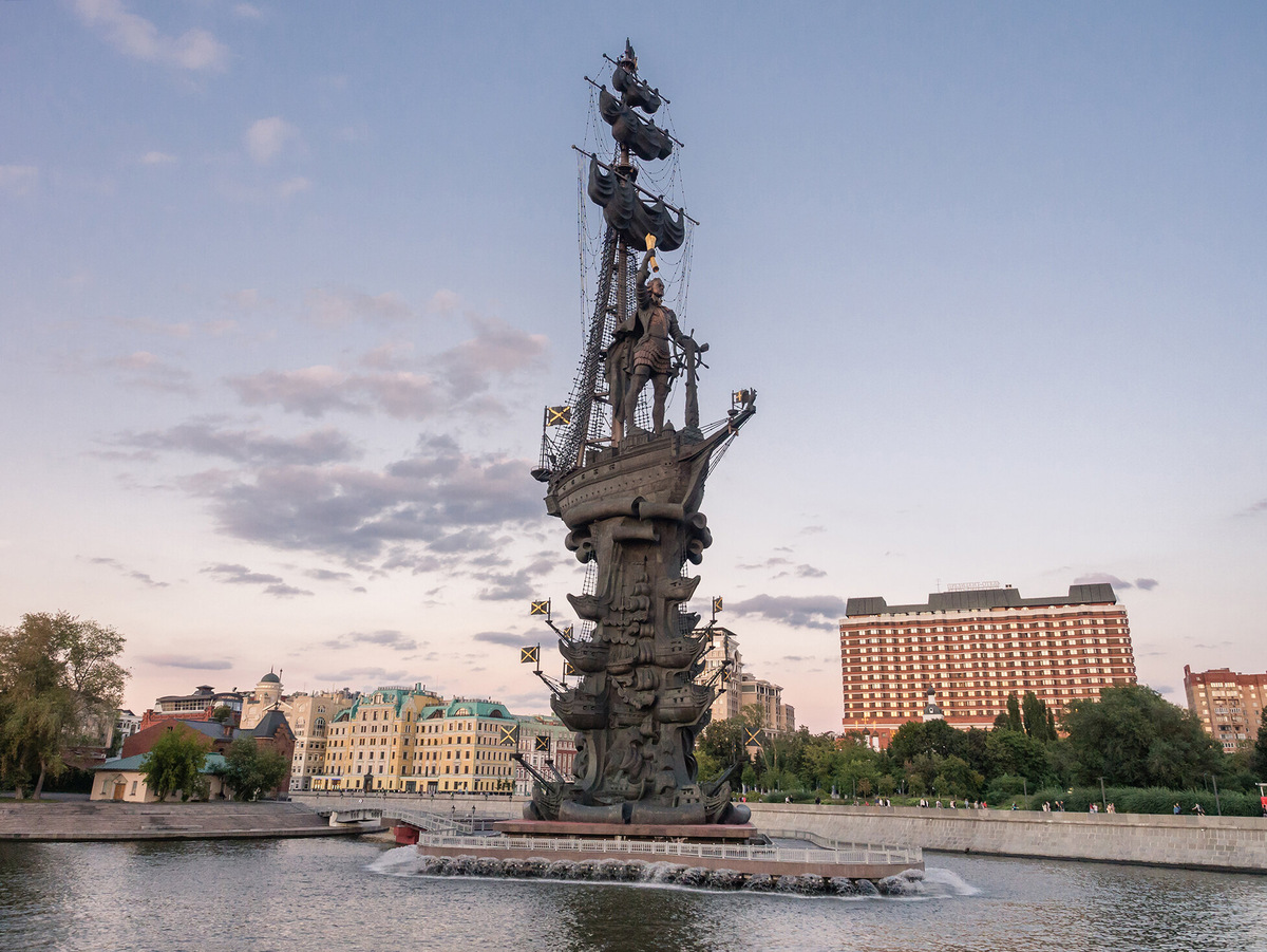 Интересно, что корабль непропорционально маленький по сравнению с фигурой Петра I. Фото: Maria Luisa Cianca / Shutterstock / Fotodom