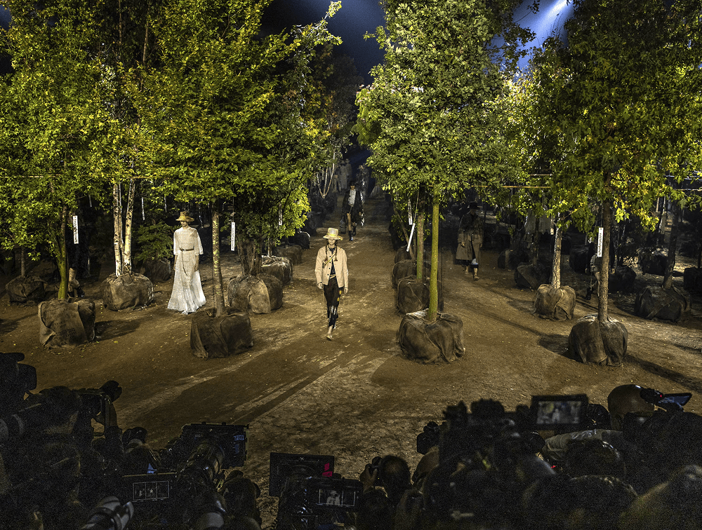 Мария Грация Кьюри открыла неделю моды в Париже в 2020 году показом своей весенней коллекции для Christian Dior, которая была представлена во временной роще деревьев. Фото: Виктор Бойко/Getty Images