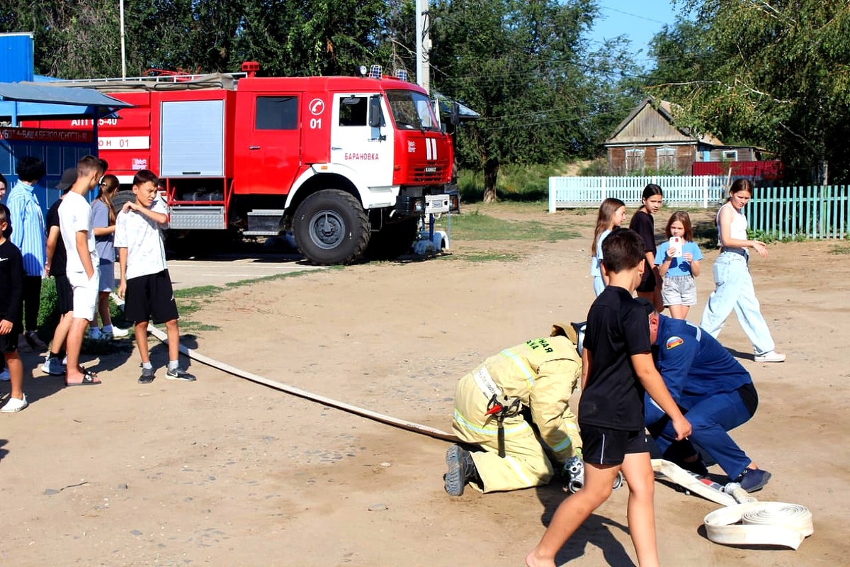 Воспитанники трудового лагеря Наримановского района посетили пожарную часть №11 ГКУ "Волгоспас"