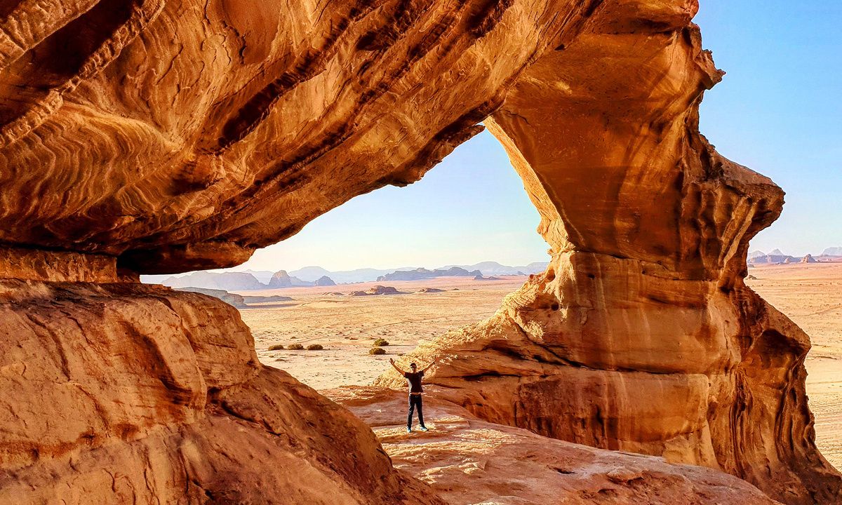 Иордания – арабское государство на восточном берегу реки Иордан, известное своими древними памятниками, природными заповедниками и морскими курортами. Население Иордании составляет 11,5 млн. 95 % населения страны — арабы; иорданцы составляют 42 % населения, палестинцы — 28 %. Другие национальности: черкесы (адыги), чеченцы, армяне, туркоманы, курды и другие
