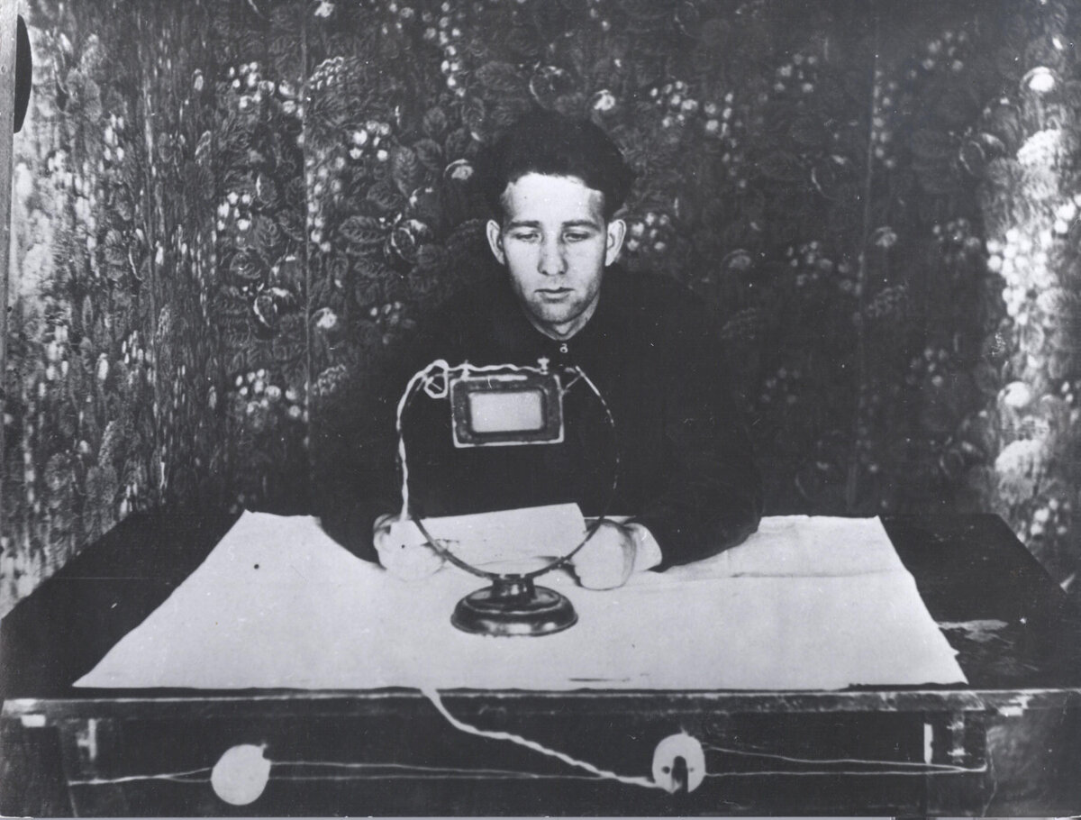 Диктор кировской радиостудии 1940-е годы.