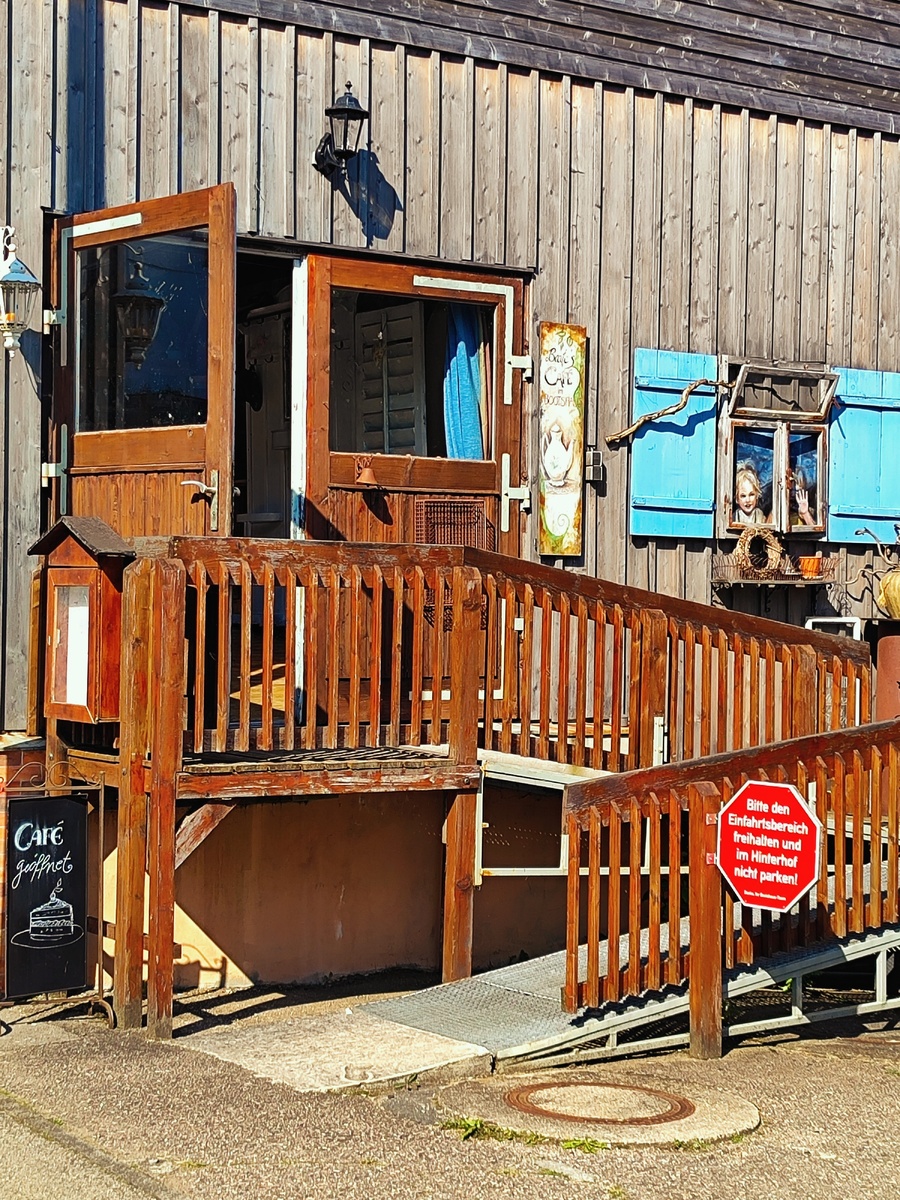 Помните фото из первой серии? Девочка-призрак в окне, чья-то рука и венок из сухих прутьев.