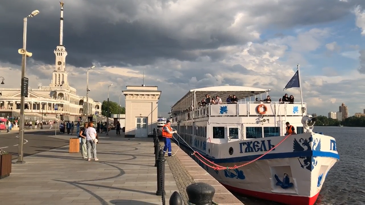 Прогулочный т/х "Гжель" на причале СРВ