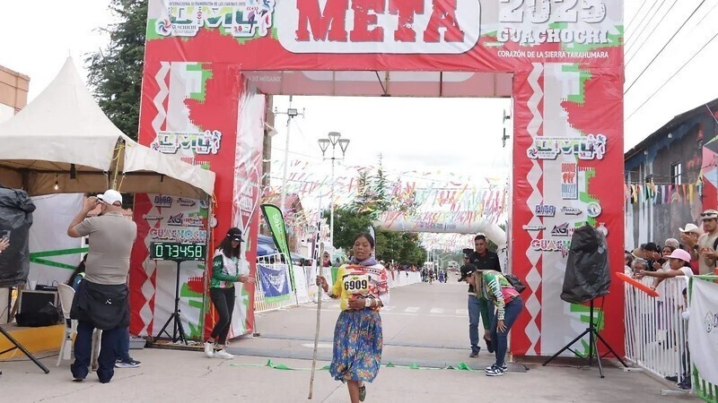    Без тренировок и в шлепках: коренная мексиканка победила в ультрамарафоне