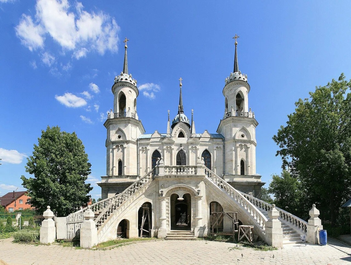В церкви сочетаются древнерусские традиции и готическая стилизация. Фото: Яндекс / Яндекс Карты
