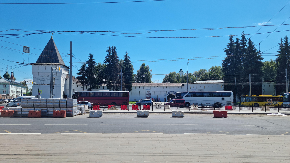 Стены Ярославского Кремля, или как его здесь называют – Рубленого города.