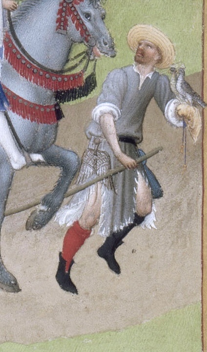 Братья Лимбург, Великолепный часослов герцога Беррийского. Август. Фрагмент.  1410—1490-е гг. Пергамент, гуашь, акварель, позолота. Придворный егерь, обратите внимание, не перепутал гетры, а нарядился. Из моды аристократов такое двуцветье уже уходит (а двор герцога Беррийского весьма модный!), но простецы все еще считают такой костюм парадным вариантом. К концу века двуцветная одежда станет прерогативой шутов. 