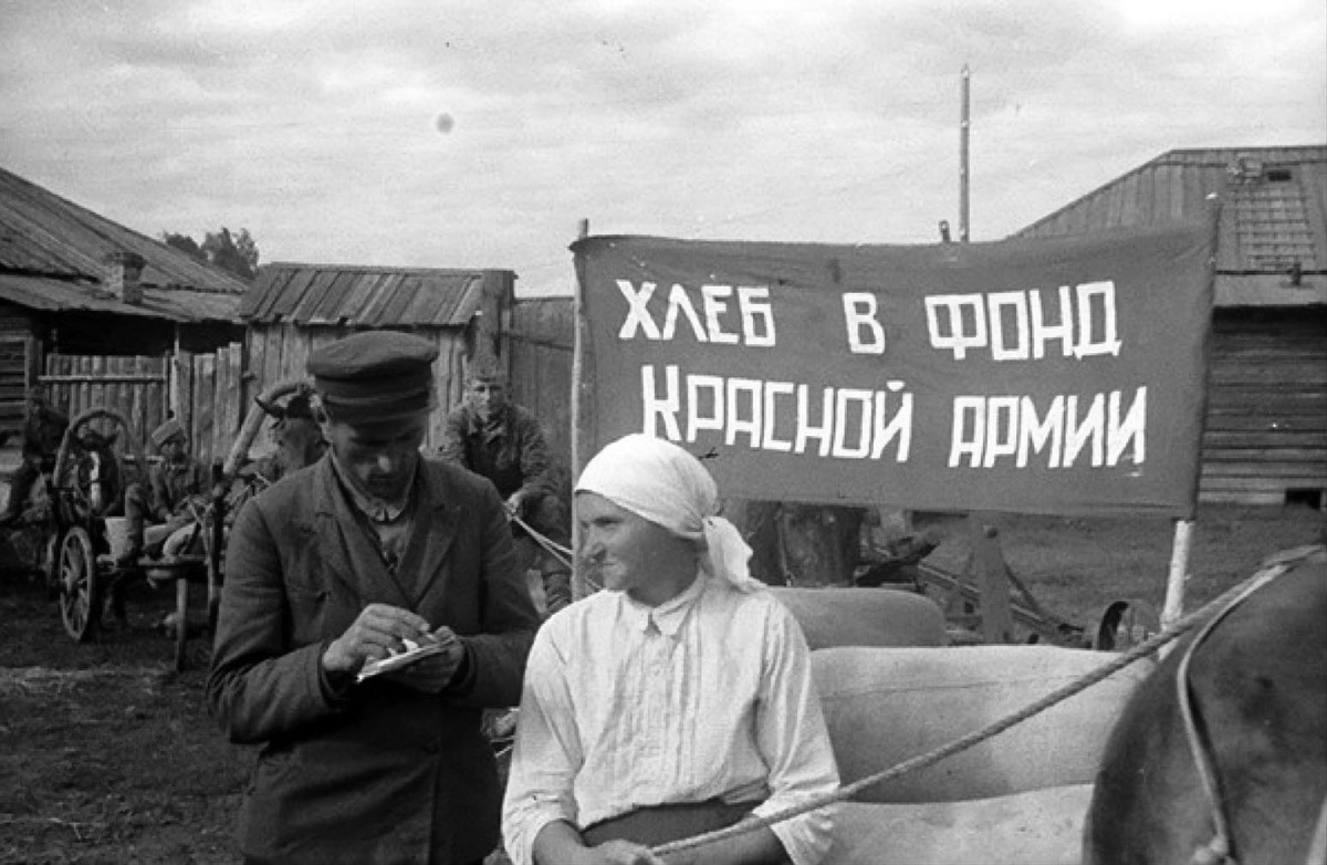 1943 год. Колхозники передают выращенный урожай в фонд Красной Армии.