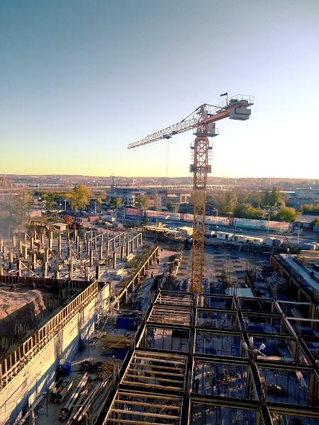 трудно представить, что мы там сейчас внутри вовсю ходим, да?