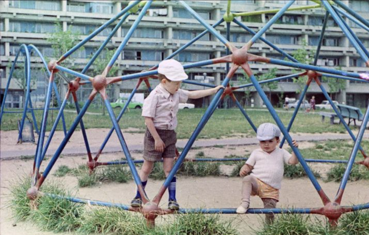 Как будто очутился в своём дворе.