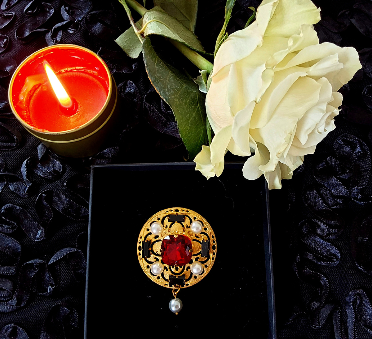 Точная копия броши со шляпы короля Ричарда III - то, как он изображен на портрете из Национальной Портретной Галереи. Личная коллекция автора