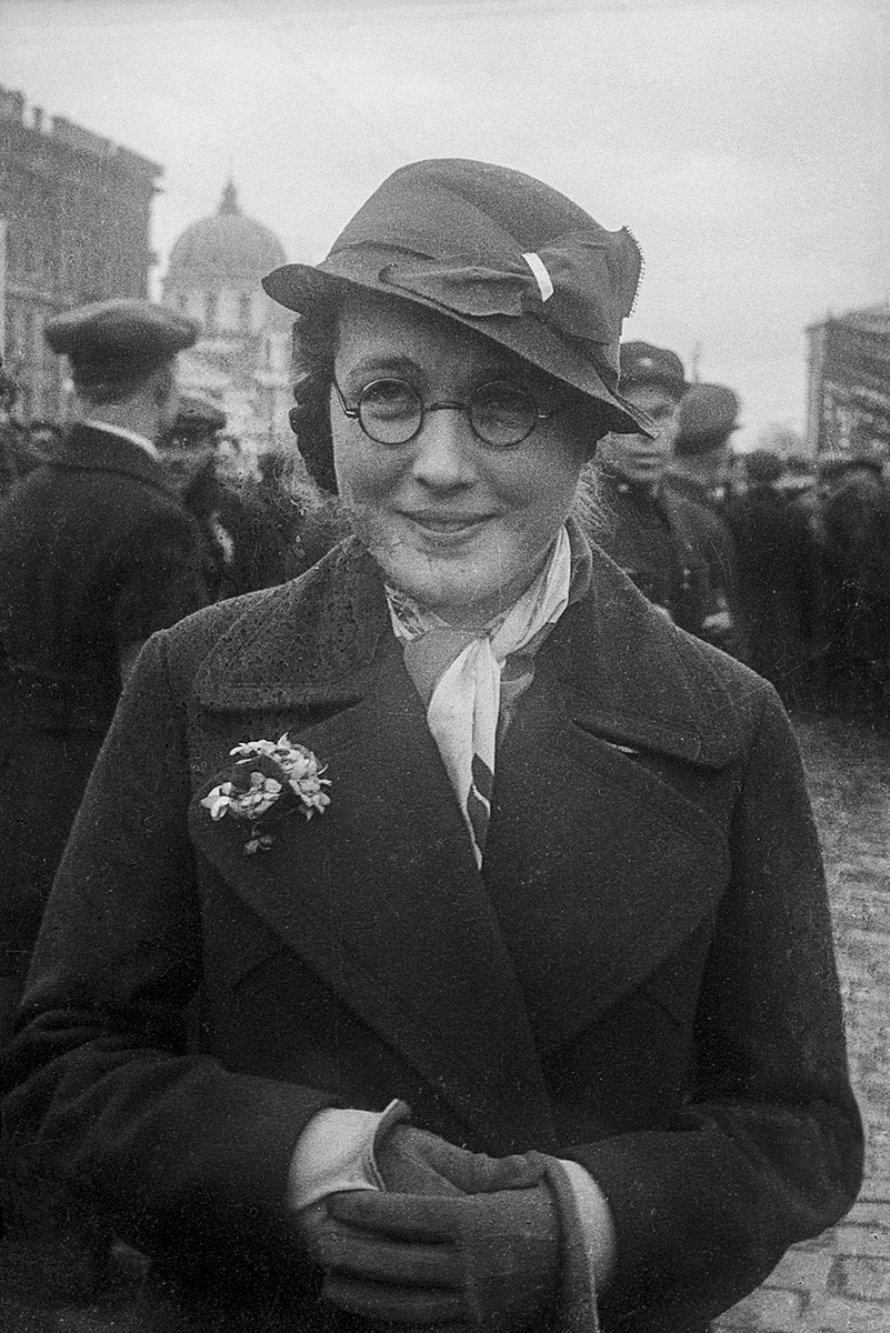 На заднем плане купол Знаменской церкви, Ленинград, 7 ноября, 1933 года