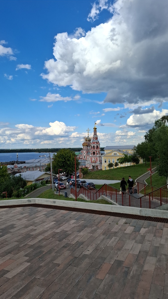 Вид из парка на Волгу и Рождественскую церковь 