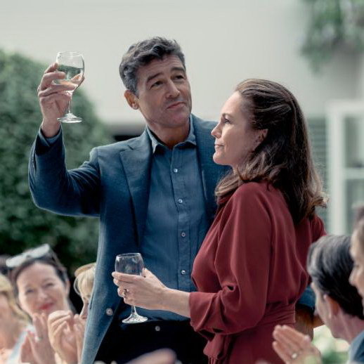     Фиби Дайневор угрожает спокойствию семьи Дайан Лэйн в трейлере «Годовщины»