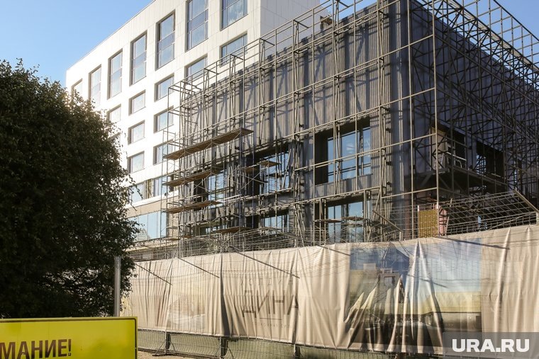 Реконструкция дома быта «Сибирь» началась в 2021 году. Фото: Денис Моргунов © URA.RU
