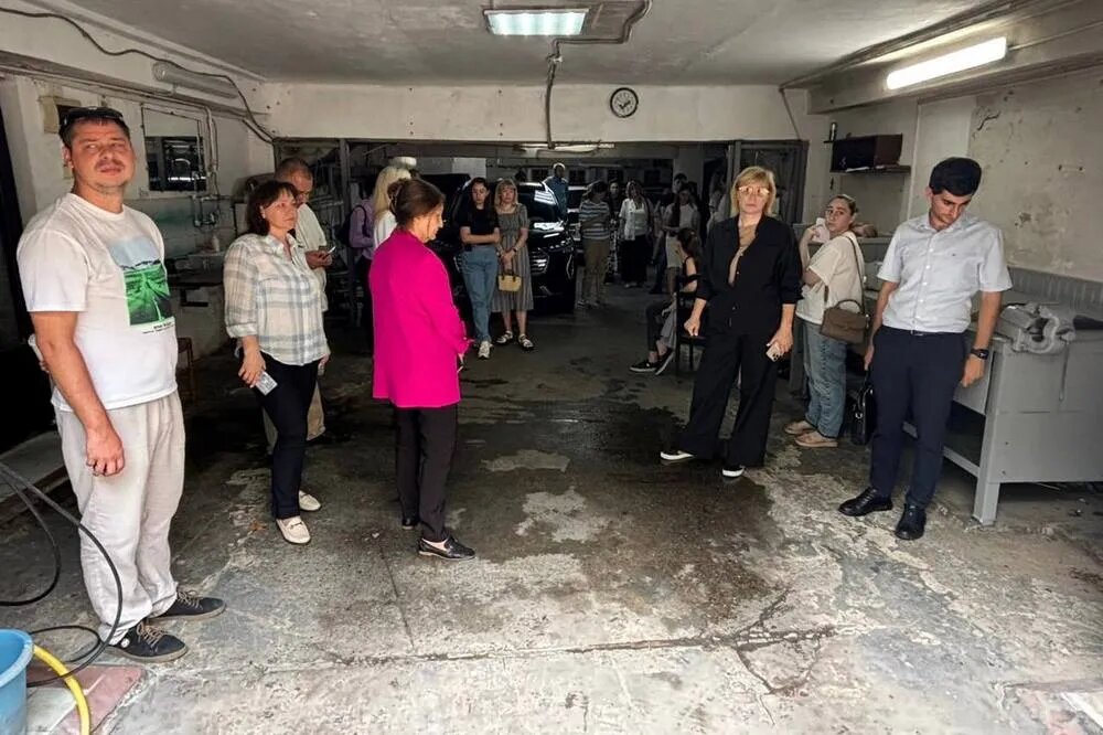 При воздушной угрозе туристов и жителей Сочи начали эвакуировать с пляжей во временные укрытия и подземные переходы / Фото: телеграм-канал Андрея Прошунина.