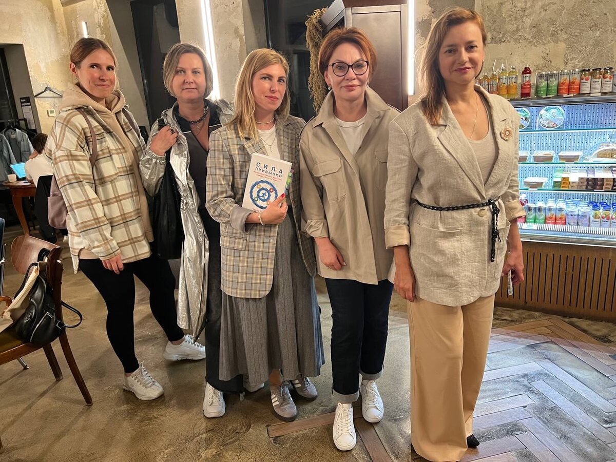 Фото со встречи книжного клуба "Pro-книги", август 2025