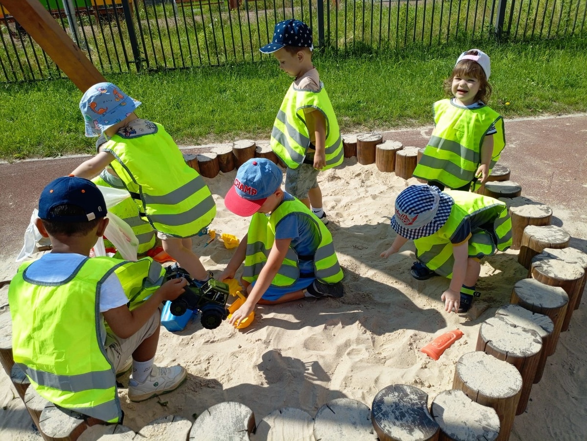 Прогулка в детском саду Мими Дом