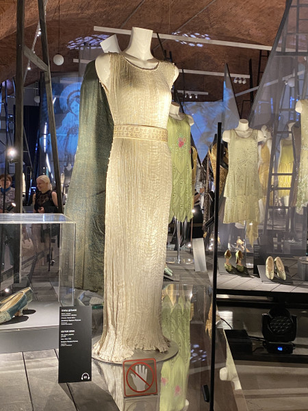 Платье дельфос. Упакованные грёзы. Мода ар-деко. Автор фото: Натали Масю