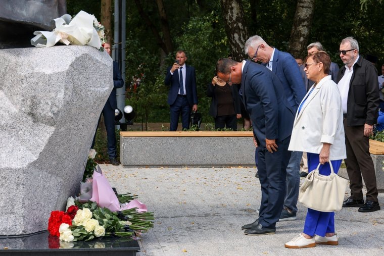 После официального открытия прозвучала минута молчания, прошла церемония освящения памятника. Фото: Георгий Чернышов/ТАСС