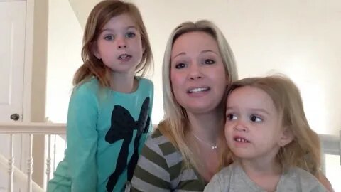 Кэти Клем с дочерьми Лили и Хлоей.
