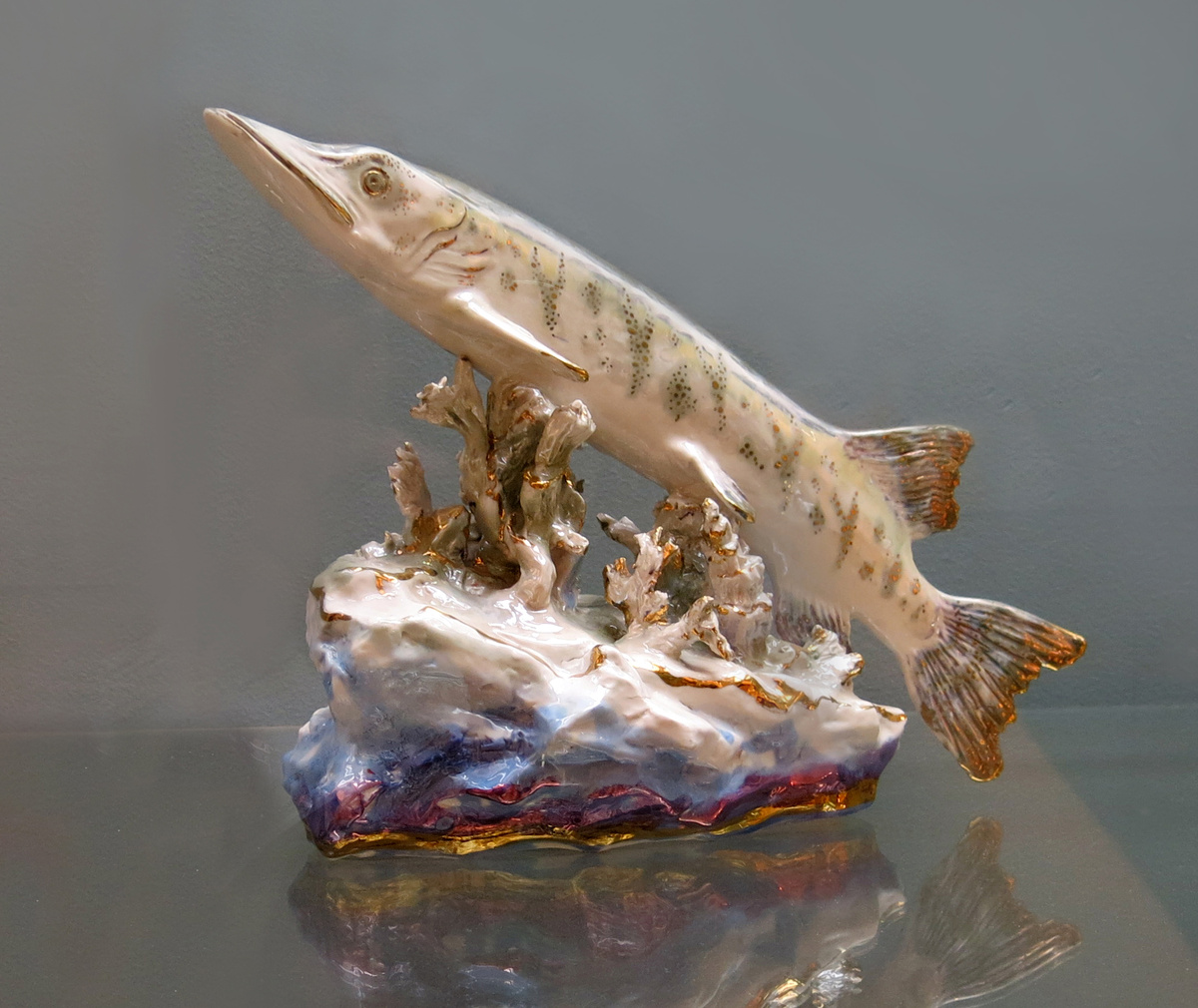 Фигурка «Речная щука». Дулёвский фарфоровый завод. 1954 г.  Фарфор, роспись  надглазурная, золочение