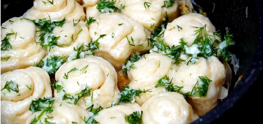 Штрудли с капустой: В одной кастрюле сразу готовится блюдо и к нему ароматные слоенные пампушки с чесноком, которые заменяют хлеб