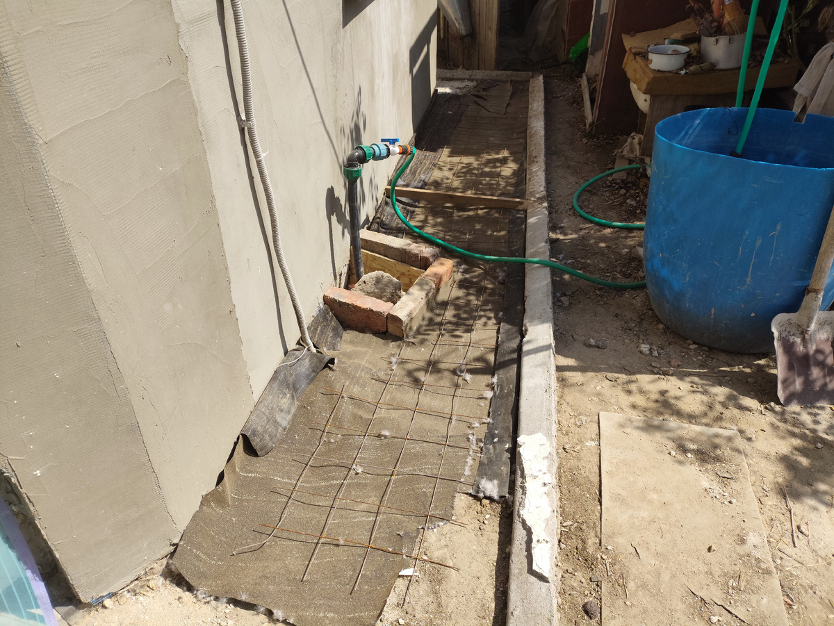 Там, вдали, кусочек конуса виднеется...