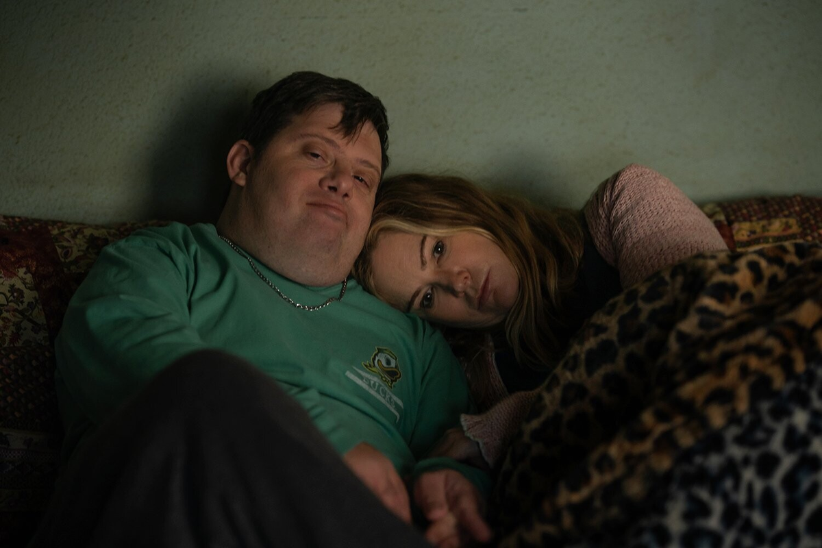 🎬 «Ночь всегда приходит» — драма о цене стабильности и американской мечте