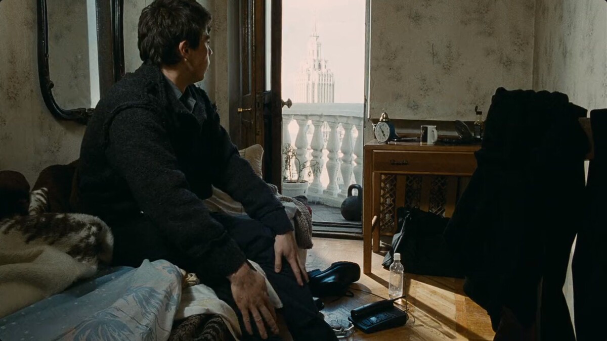 Данила Багров в квартире на Садово-Спасской, 21/1. Кадр из фильма "Брат-2", 2000 год