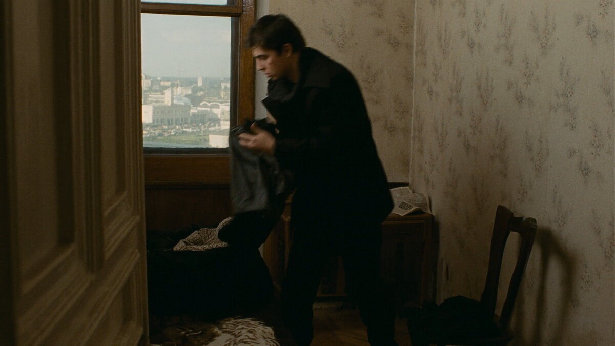 Данила Багров в квартире на Садово-Спасской, 21/1. Кадр из фильма "Брат-2", 2000 год