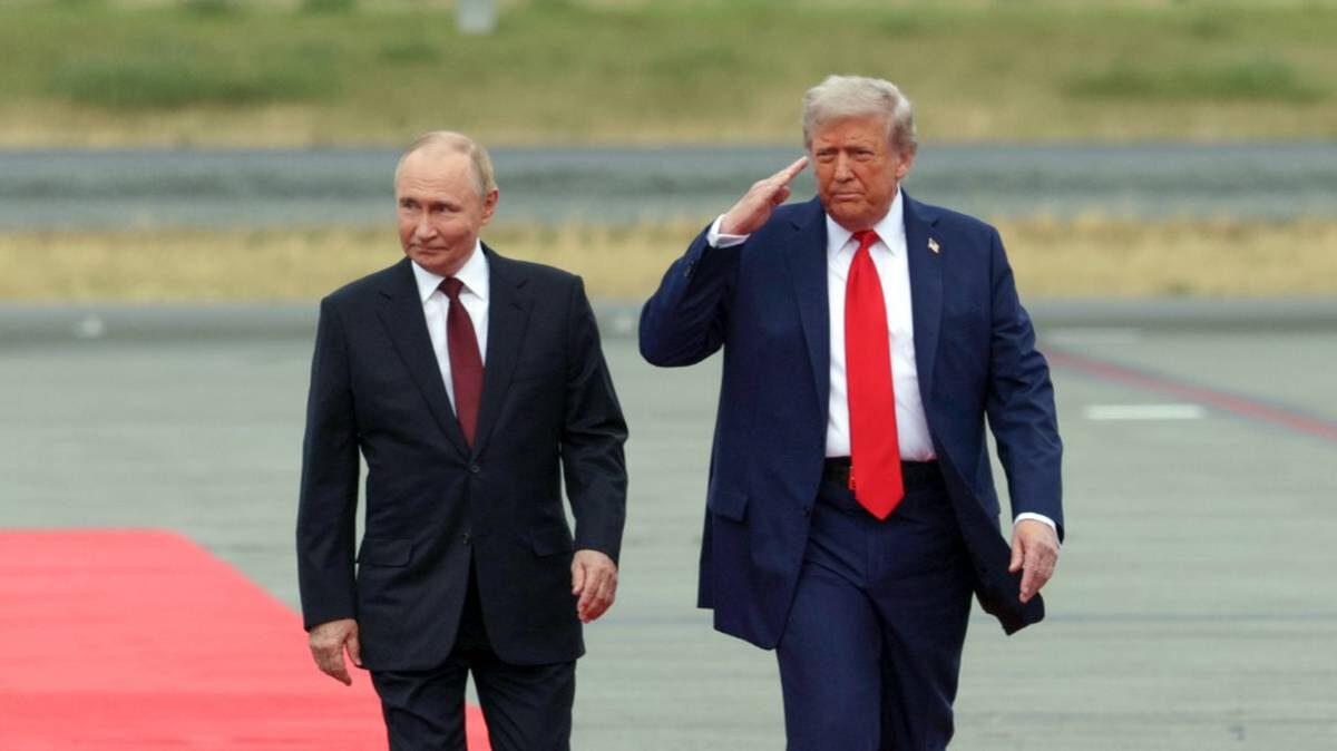    Президент России Владимир Путин и президент США Дональд Трамп во время встречи на Аляске / Фото: Гавриил Григорьев / РИА Новости