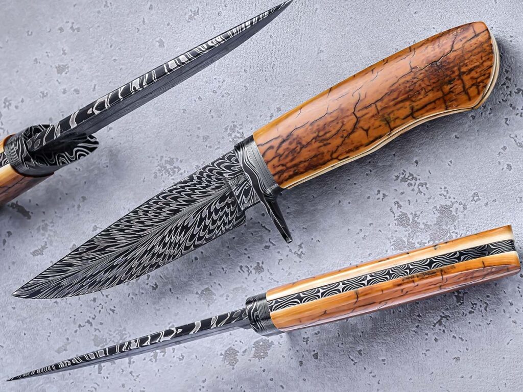 «Узоры на перьях очень крутые. Они могут быть уникальными, но всё равно напоминают перья», — сказал Стив Рэндалл. Он подобрал узор на перьях для рукоятки своего охотничьего ножа с рамочной конструкцией. Рукоятка выполнена из слоновой кости мастодонта. Общая длина ножа — 9 дюймов».