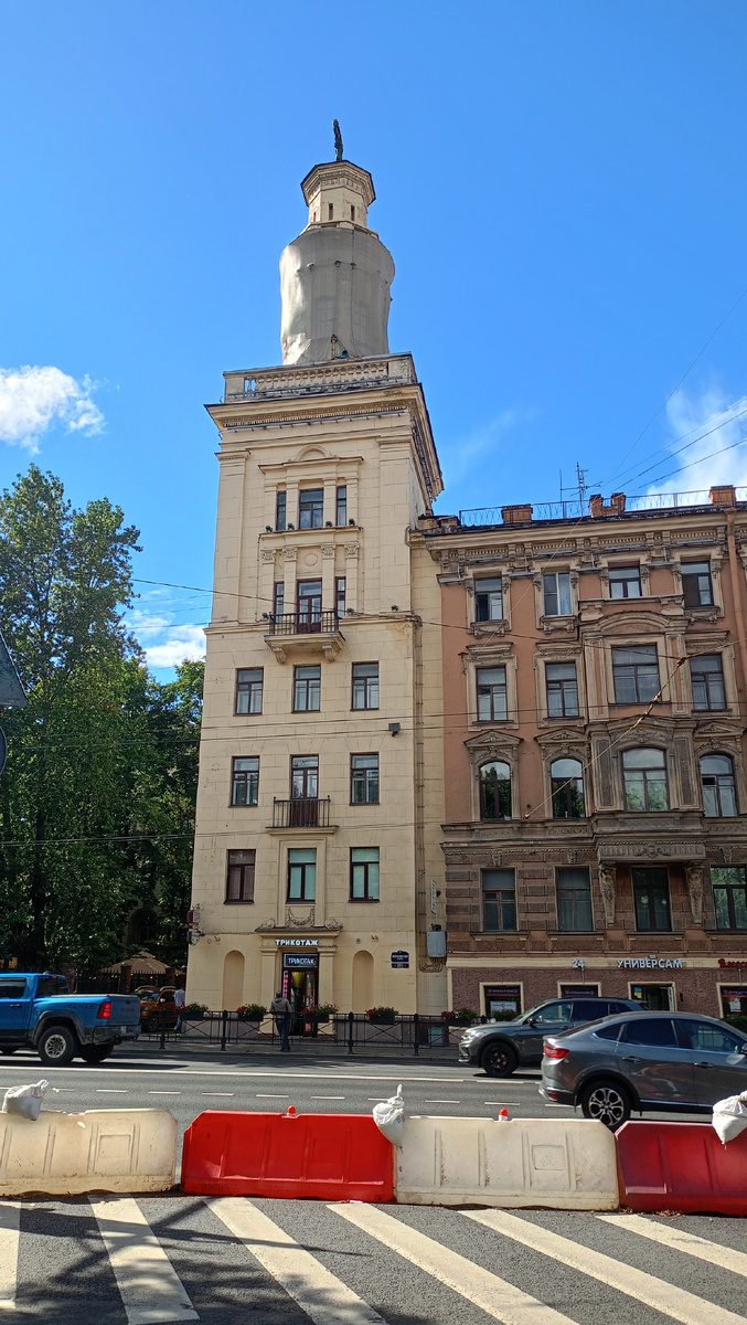 Какой забавный дом!