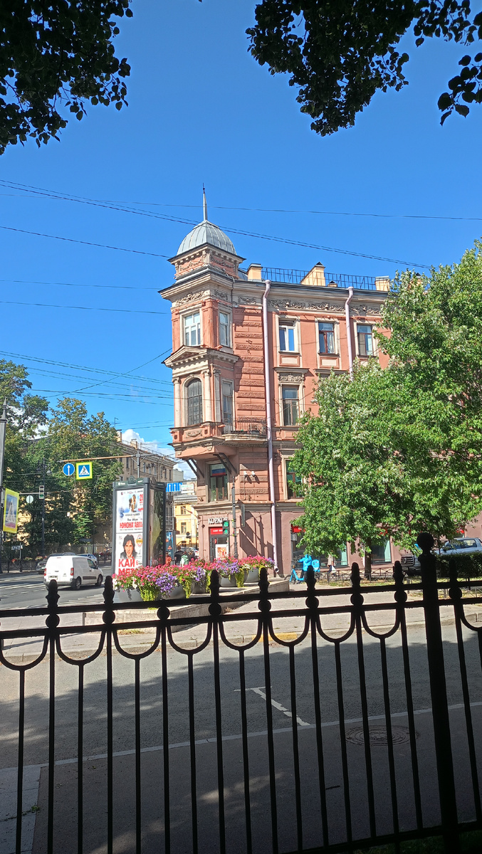 А этот какой красавчик