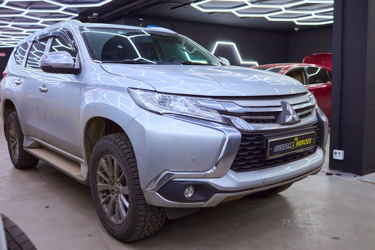 Источник изображения https://custom-heroes.ru/raboty/vid-uslugi/avtosvet/zamena-linz/obnovlenie-far-mitsubishi-pajero-sport-iii/