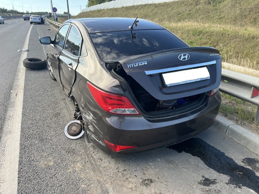    Автомобиль Huyndai стоял на обочине, когда в него на большой скорости врезался водитель Kia